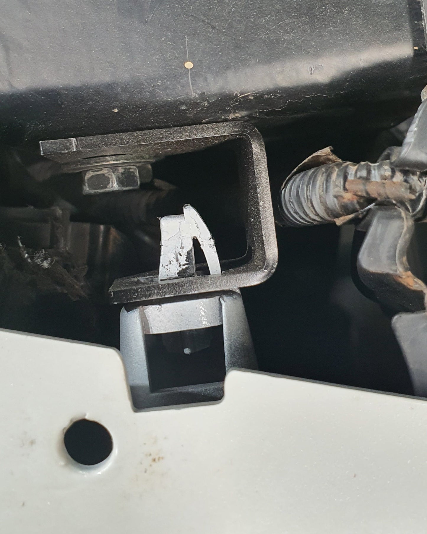 Head Light and Grill Clip replacement Bracket to suit Y62 Nissan Patrol