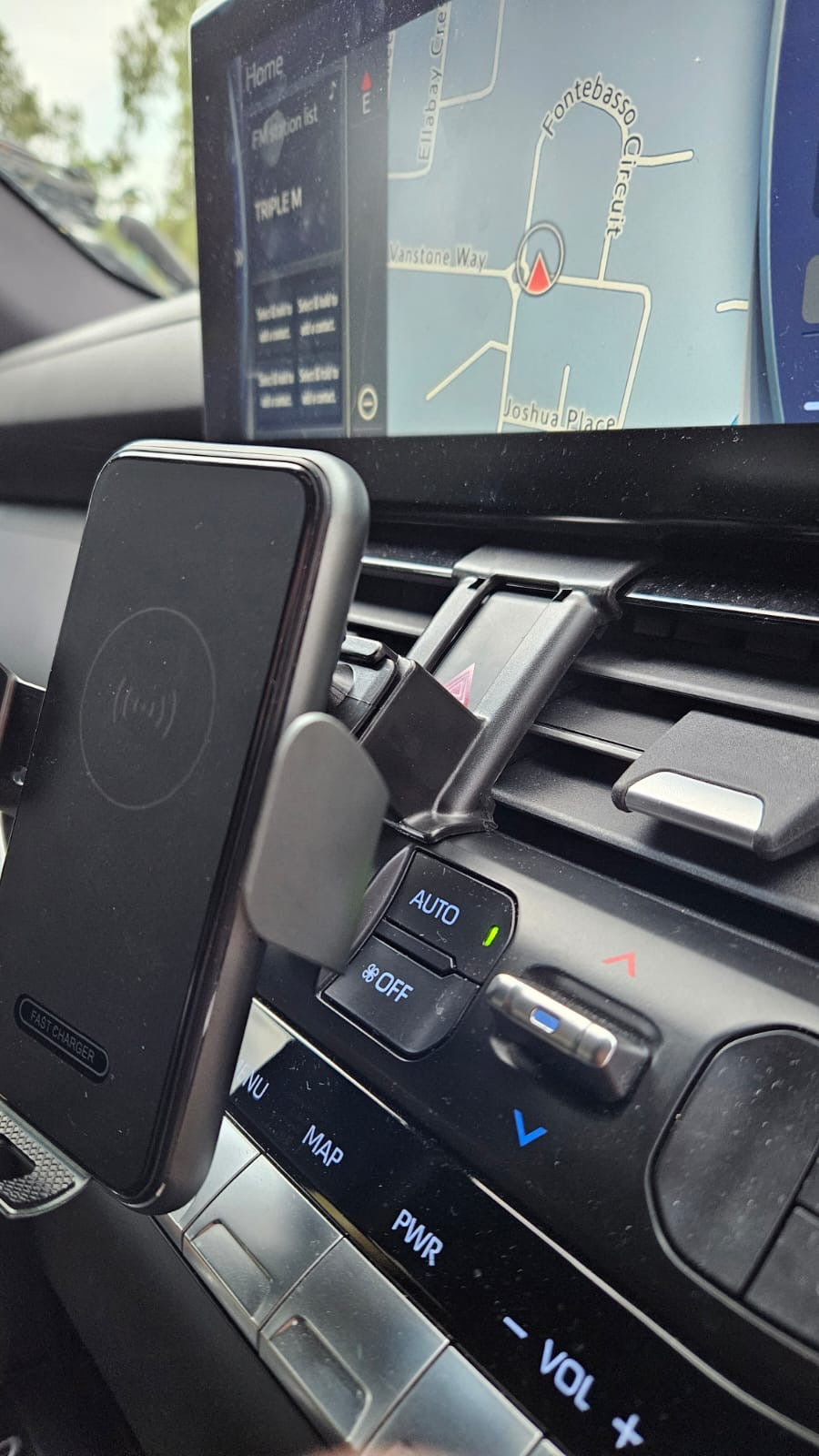 Phone holder mount to suit 300 Series Landcruiser & Charger