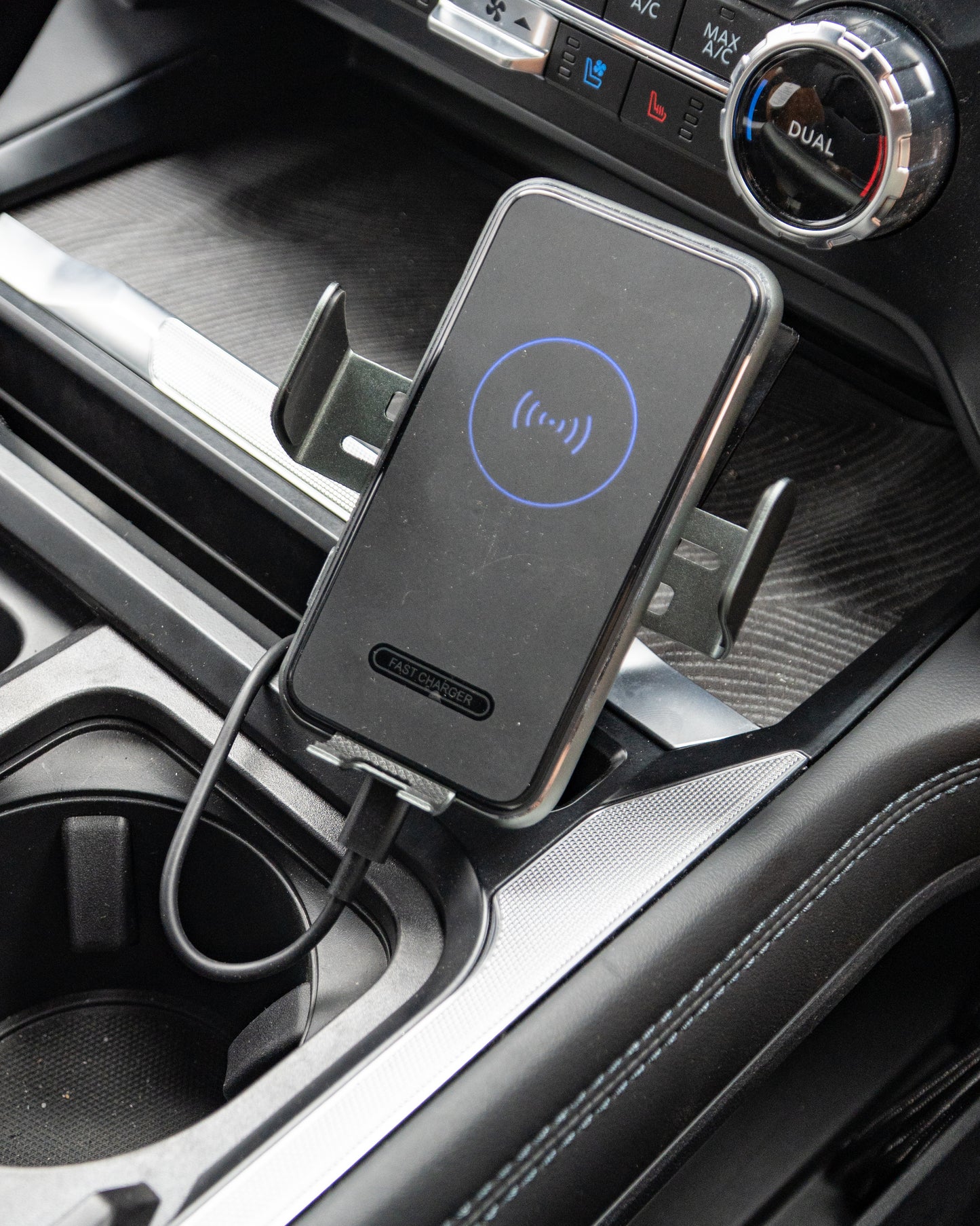 UHF / Phone Charger Mount to suit Ford F250 / F350