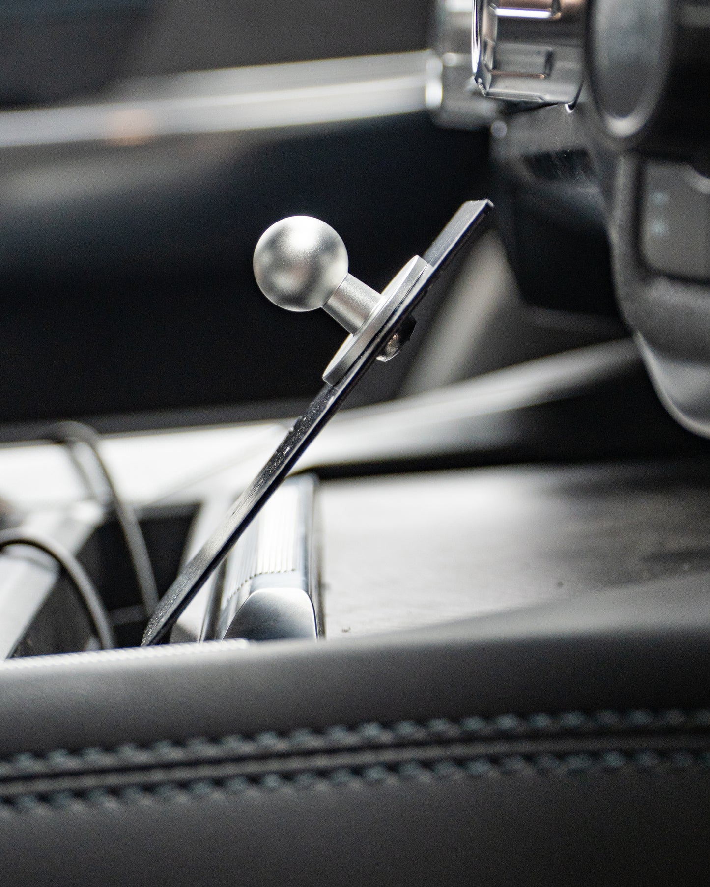 UHF / Phone Charger Mount to suit Ford F250 / F350