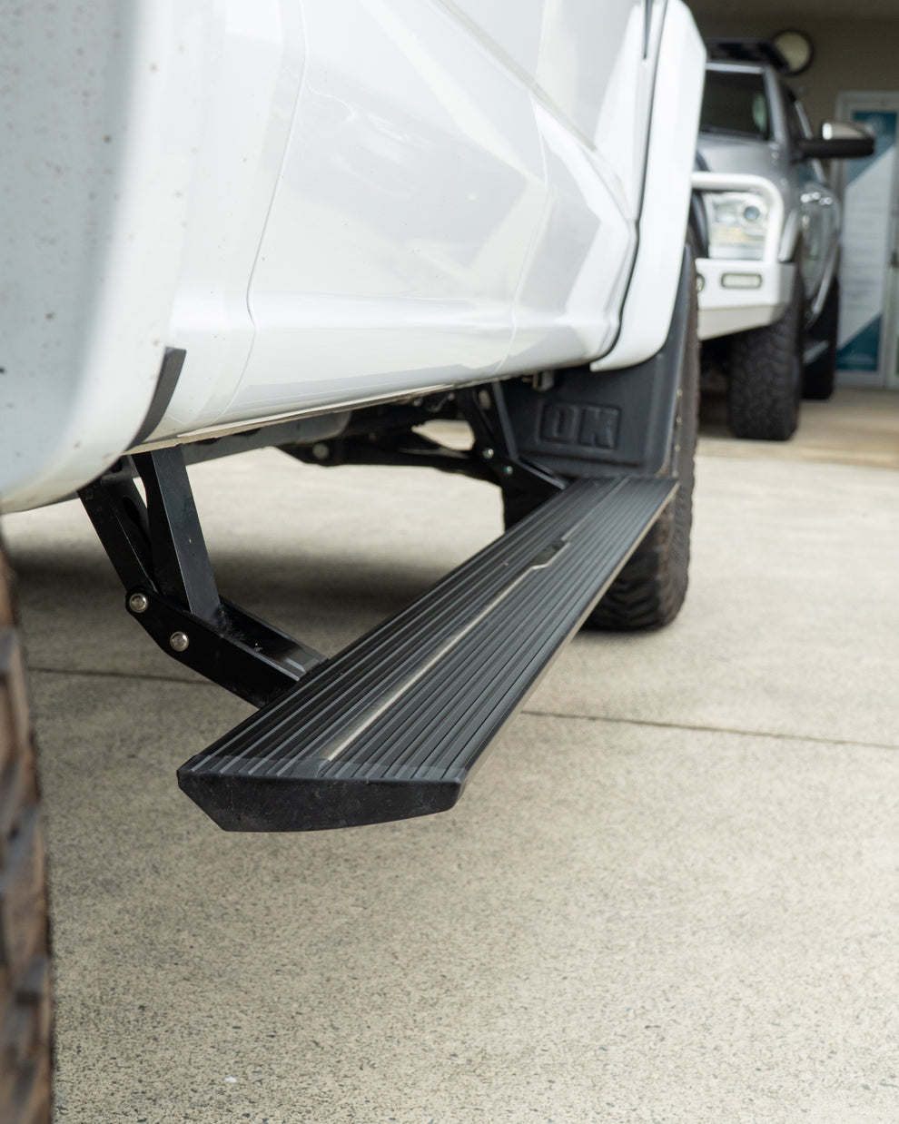 Electric drop down side steps to suit Ford F150 (2015-25) – EC Offroad